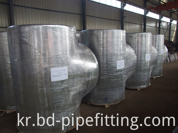 Alloy pipe fitting (107)